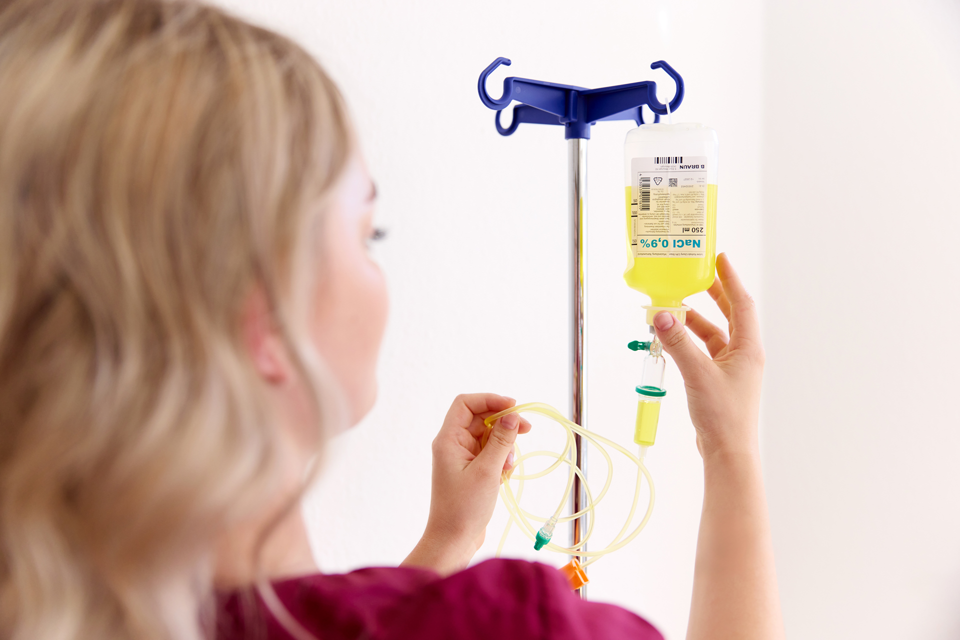 Ein Infusionsbeutel wird aufgehangen