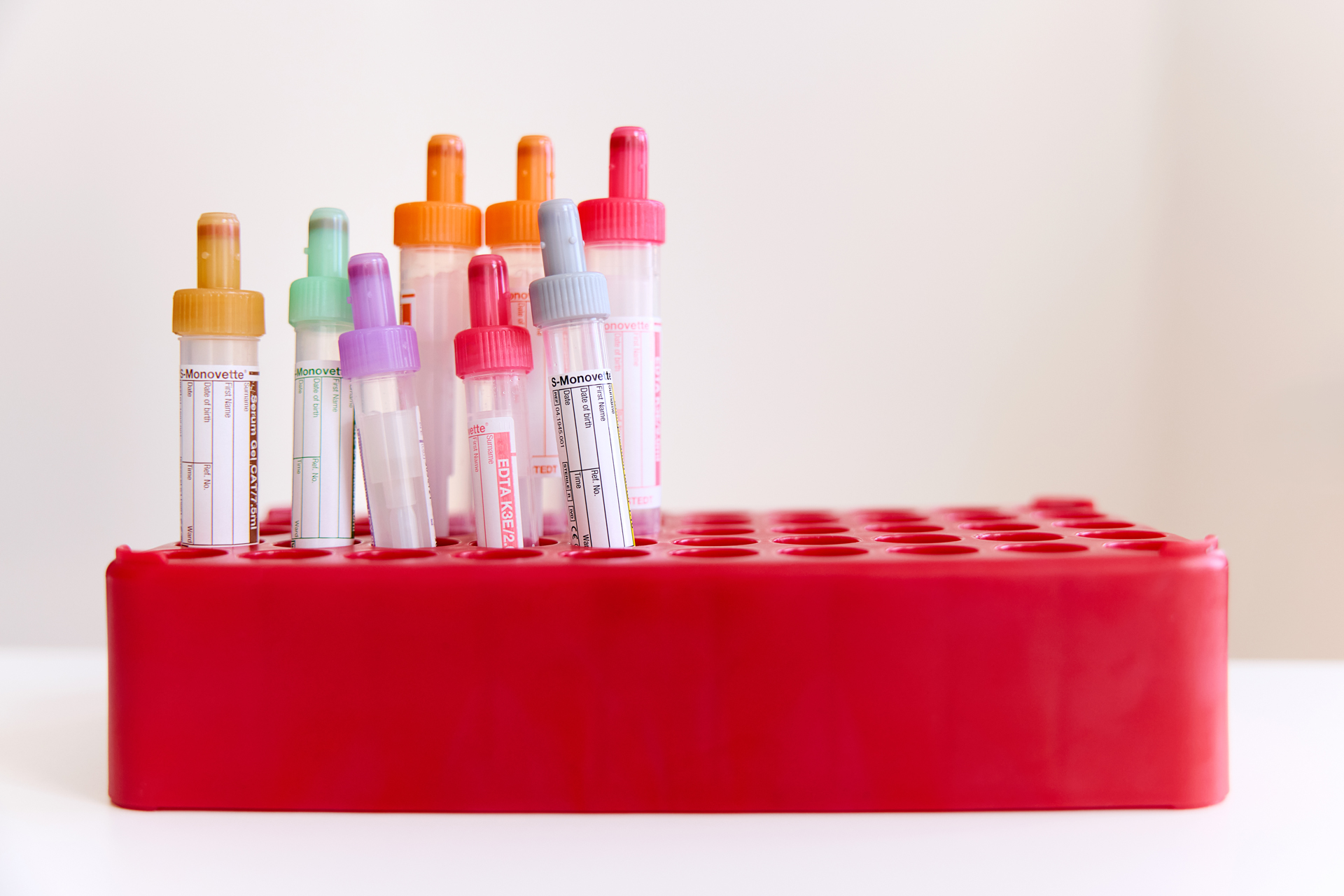 Einige Blutentnahmeröhrchen ohne Inhalt