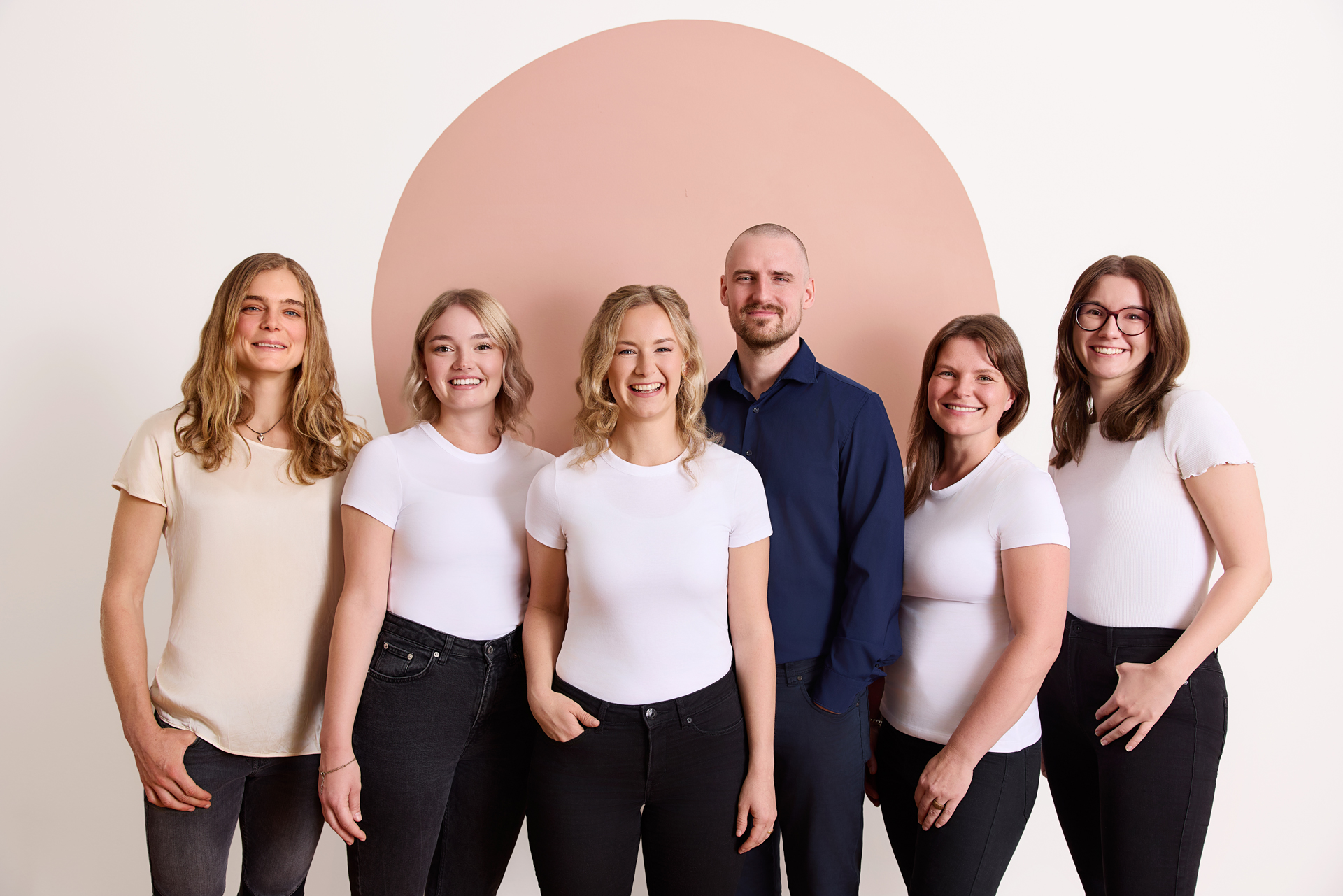 6 Menschen lachen in die Kamera