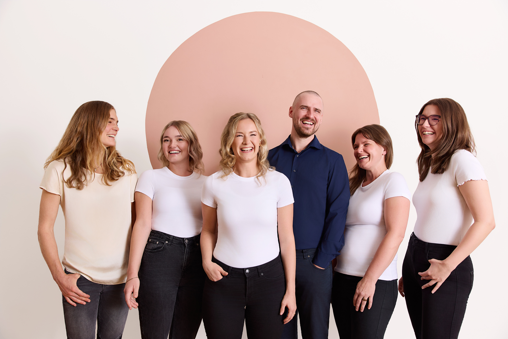 6 Menschen lachen in die Kamera